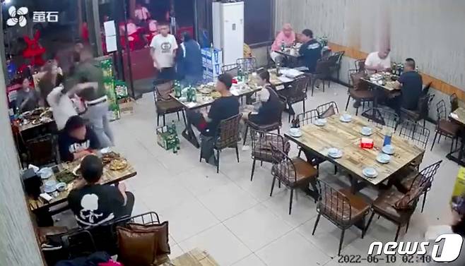 지난 10일 중국 허베이성 탕산시의 한 고깃집에서 남성 7명이 여성 4명을 폭행하는 사건이 발생했다. © 로이터=뉴스1