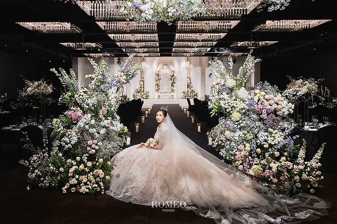 Seoul=) = A photo of the wedding ceremony of actor Seo Young (38 and real name Kim Seo Young) has been released.On the 13th, Happy Merid Company opened a wedding photo of Seo Young at the Seoul Motivation the day before.The wedding ceremony was held privately with only close relatives and acquaintances invited.Seo Youngs husband is a non-entertainer who is one year younger, and the two have developed from friends to lovers and have been fruitful for over a year.Seo Young is now three months pregnant.He said in a handwritten letter on March 3, Everything is the first time I have been concentrating on my body and mind, which is changing rapidly every day, and I am living in a throbbing heart and a cautious heart.I am surprised that I can not believe it now, but I will come to my child and I will be more responsible and happy family and greet him as a wonderful actor after childbirth.Meanwhile, Seo Young made his debut in 2006 through MBC drama What are you doing?He also appeared in OCN Kid Gang, Medical Kibang Movie Theater, Kyungsung Kibang Movie Theater, Yacha, SBS Mrs. Cop 2, Romantic Doctor Kim Sabu Season 1 and 2.