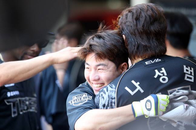 KIA 이창진(왼쪽)이 지난달 22일 광주 NC전에서 생애 첫 연타석 홈런을 때려낸 뒤 나성범과 포옹하고 있다. 사진제공 | KIA 타이거즈