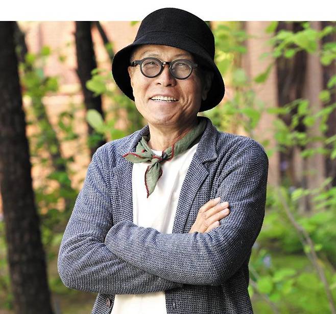 허영만 작가의 트레이드마크가 된 동그란 안경. 브리즘이 제작했다. /오종찬 기자