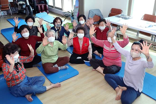 지난달 2일 강원 인제군 한 경로당에서 어르신들이 모여 손을 흔들고 있다.  인제군은 신종 코로나바이러스 감염증(코로나19) 확산으로 인해 운영을 중단했던 경로당 88곳의 운영을 재개했다./연합뉴스