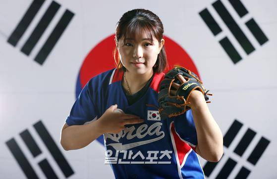 한국 여자야구의 에이스 김라경이 일간스포츠와의 인터뷰에 앞서 포즈를 취하고 있다. 김민규 기자 kim.mingyu@joongang.co.kr