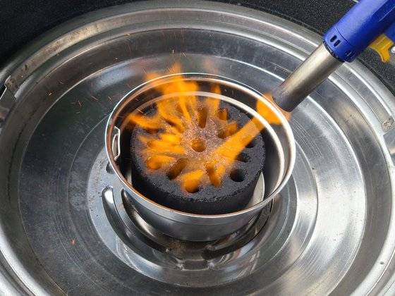 고깃집에서 사용되는 성형숯에 불을 붙이는 모습. 한국성형목탄협회