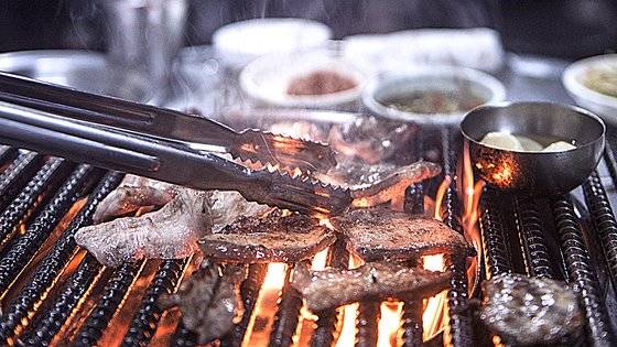 숯불에 고기를 굽는 모습. 중앙포토