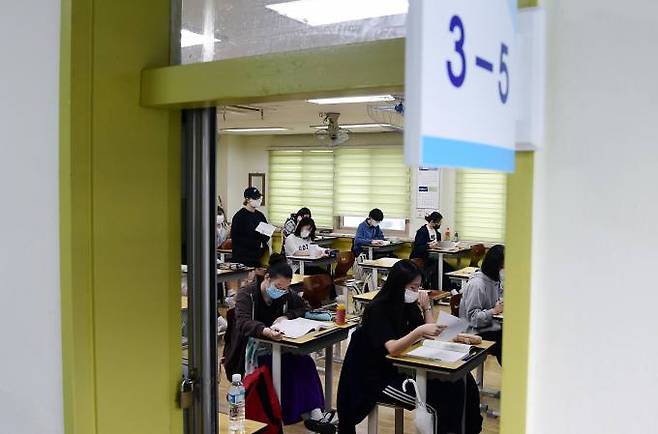 2021학년도 대학수학능력시험을 앞두고 고3 학생들이 2020년 9월16일 서울 영등포구의 한 고등학교에서 9월 모의평가를 준비하고 있다. 사진=박효상 기자