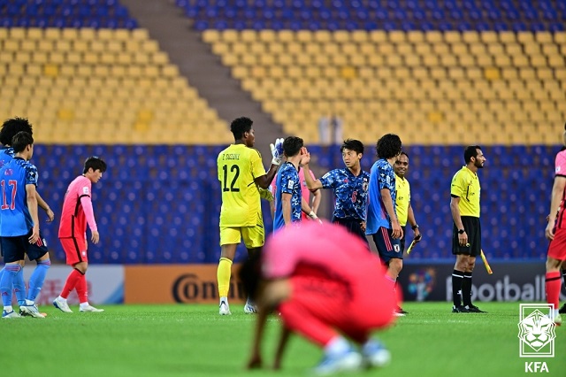 AFC U-23 아시안컵 8강 한일전 종료 후 패배한 한국(붉은색 유니폼)과 승리한 일본(파란색 유니폼)은 대조적인 반응을 보였다. 사진=대한축구협회 제공
