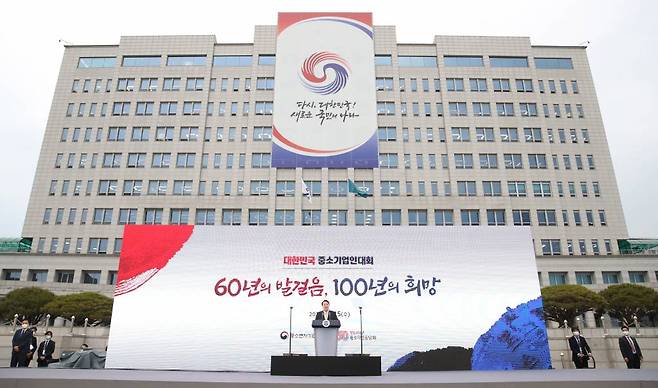 윤석열 대통령이 5월 25일 서울 용산 대통령실 청사 앞 잔디광장에서 열린 2022 대한민국 중소기업인대회에서 격려사하고 있다. /사진제공=뉴시스