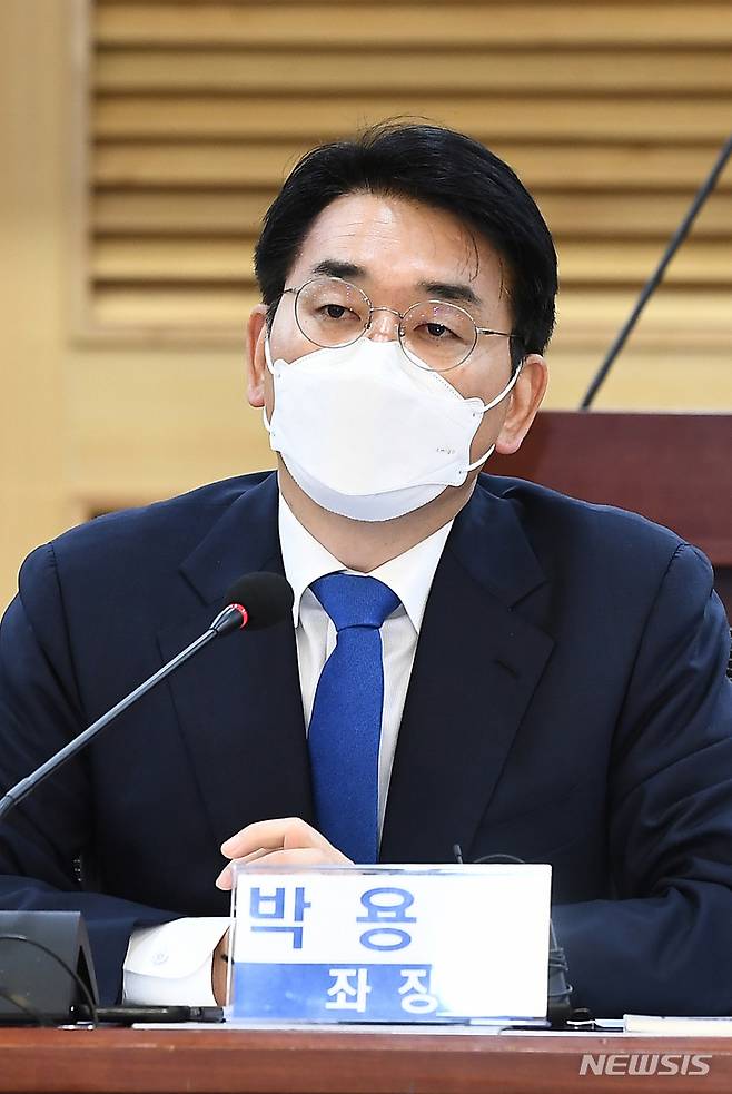 [서울=뉴시스] 김선웅 기자 = 16일 서울 여의도 국회에서 열린 박용진 의원실 주최 ‘제20대 대선이 한국정치에 남긴 과제들’ 토론회에서 박용진 더불어민주당 의원이 인사말을 하고 있다. (공동취재사진) 2022.03.16. photo@newsis.com