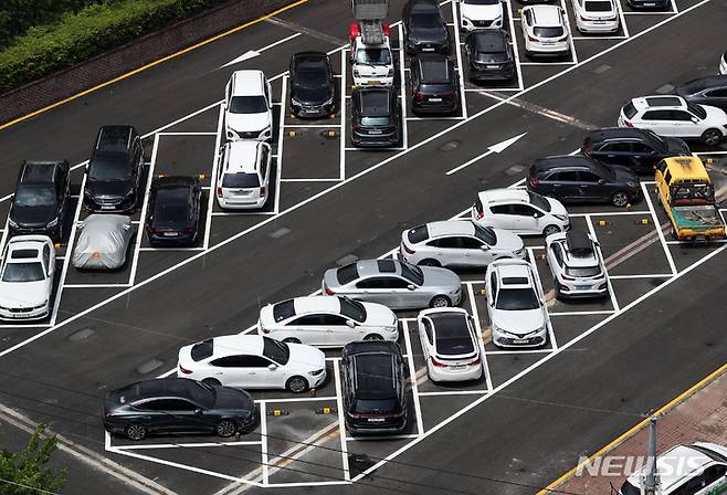 [서울=뉴시스] 고승민 기자 = 13일 서울 송파구 신천유수지 공영주차장에 'ㅅ(시옷)' 자형 주차장(사선 주차장) 54면이 마련돼 있다. 서울시에 따르면 시옷 주차장은 구획선을 45도 기울인 사선 형태로 주차시 회전반경과 사각지대를 감소시킬 수 있으며 안전사고 발생 위험도 적다. 시는 신천유수지 공영주차장 이용자를 대상으로 만족도를 조사한 뒤 다른 공영주차장으로 확대 적용하는 방안을 검토할 계획이다. 2022.06.13. kkssmm99@newsis.com