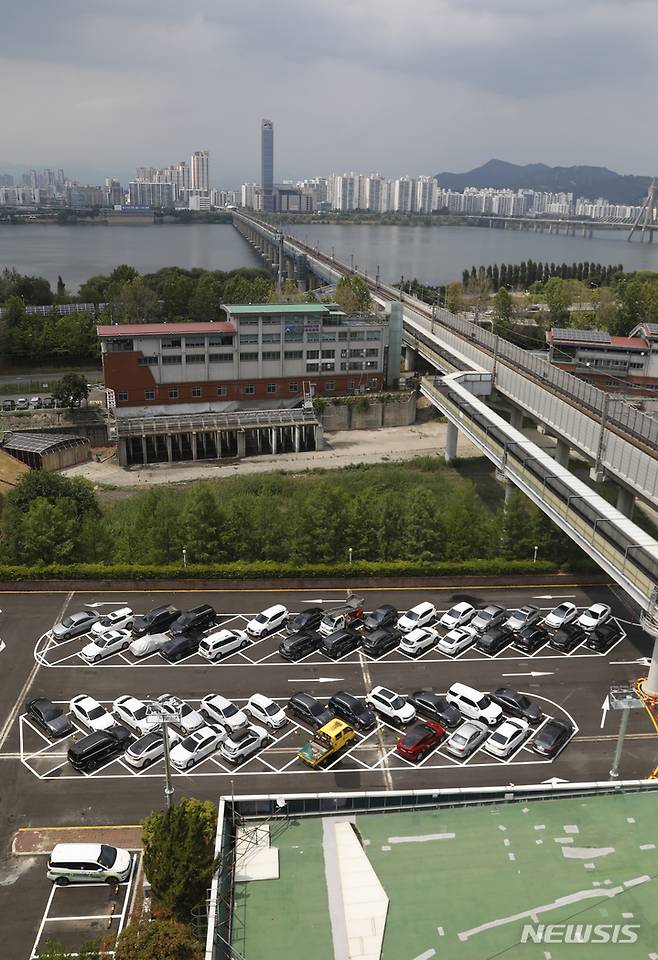 [서울=뉴시스] 고승민 기자 = 13일 서울 송파구 신천유수지 공영주차장에 'ㅅ(시옷)' 자형 주차장(사선 주차장) 54면이 마련돼 있다. 서울시에 따르면 시옷 주차장은 구획선을 45도 기울인 사선 형태로 주차시 회전반경과 사각지대를 감소시킬 수 있으며 안전사고 발생 위험도 적다. 시는 신천유수지 공영주차장 이용자를 대상으로 만족도를 조사한 뒤 다른 공영주차장으로 확대 적용하는 방안을 검토할 계획이다. 2022.06.13. kkssmm99@newsis.com