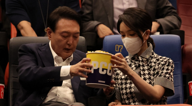 ▲윤석열 대통령 내외가 12일 오후 서울 시내 한 영화관에서 영화 '브로커'를 관람하고 있다. 영화 '브로커'에 출연한 배우 송강호는 한국 배우 최초로 칸국제영화제에서 남우주연상을 수상했다. ⓒ연합뉴스