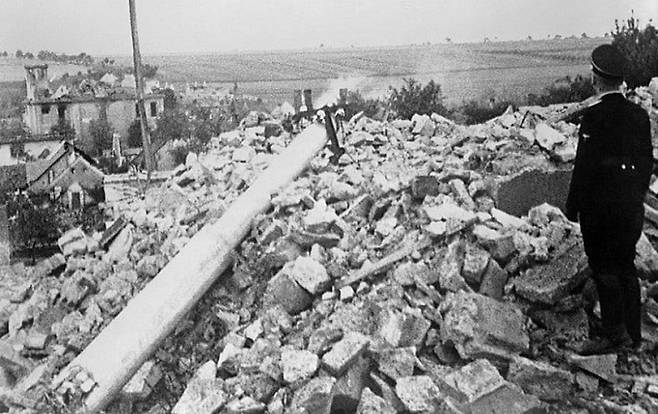 1942년 6월 나치 독일이 주민들을 학살한 데 이어 건물들까지 모두 부숴 완전히 폐허로 변한 체코 리디체 마을 모습. 체코 방송사 CT24 홈페이지