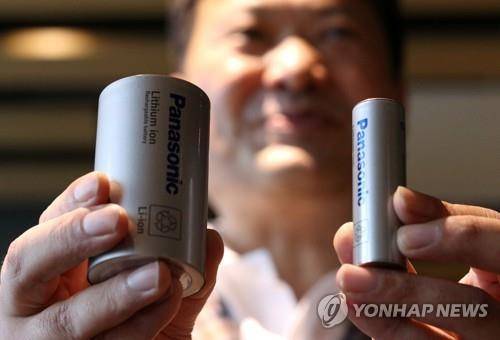 파나소닉 차세대 4680 원통형 배터리  일본 파나소닉이 2021년 10월 25일 선보인 차세대 '4680' 원통형 배터리 시제품(왼쪽). [로이터 연합뉴스 자료사진. 재판매 및 DB 금지]