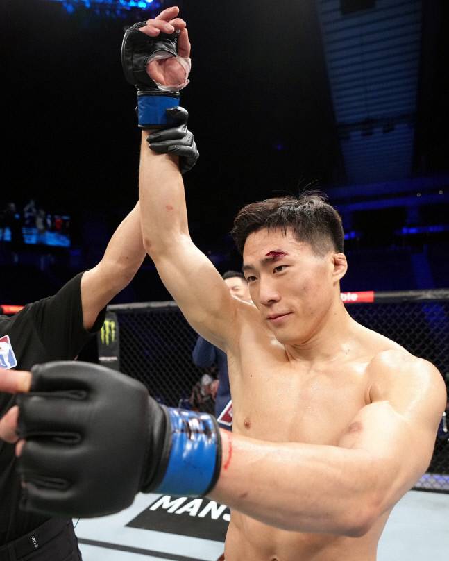 심판이 기원빈의 팔을 들어올리며 승리를 선언하고 있다. 사진 | UFC
