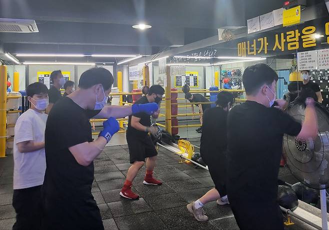 지난 13일 오후 7시 30분쯤 서울시 마포구 상암동에 위치한 한 복싱 체육관에서 사람들이 자세를 연습하고 있다/정재훤 기자