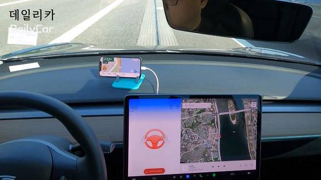 테슬라 모델3가 오토파일럿 모드로 올림픽대로 주행중인 모습. 이음쇠가 있는 노량대교 3차로 구간에서 이 기능을 쓰면 강제로 해제된다.