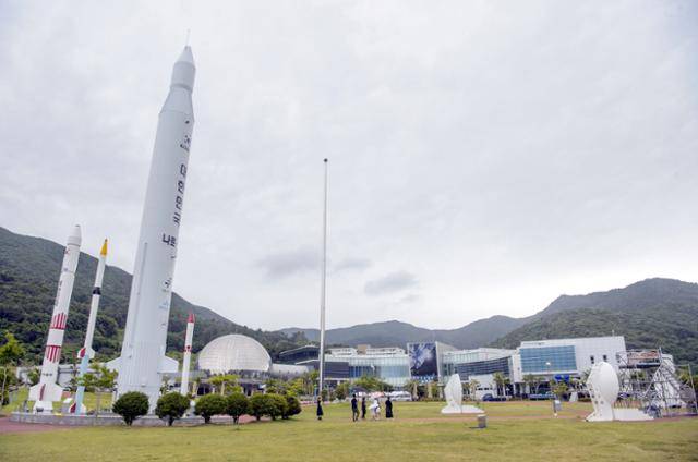 한국형 발사체 누리호(KSLV-Ⅱ) 발사를 이틀 앞둔 13일 오후 전남 고흥군 봉래면 나로우주센터 입구에 모형 발사체가 세워져 있다. 광주·전남사진공동 취재단