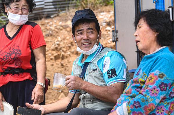 “요런 지갑도 있으면 하나 사다 줘.” 권씨는 주민들과 격의 없이 대화를 나누며 필요한 물품을 듣는다. 주민들의 냉장고 사정도 꿰뚫고 있다. 그의 비법이다.