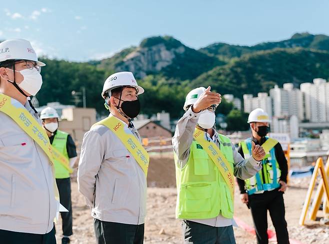 정익희 HDC현대산업개발 CSO(왼쪽에서 두번째)가 지난 7일 홍은13구역 재건축 현장을 방문해 현장 안전 점검을 시행했다. /사진=HDC현대산업개발