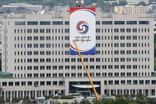 서울 용산구 대통령실 청사에 현수막이 걸려 있다. /사진제공=뉴시스