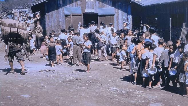 ‘開판五分前’임에도 질서있게 줄선 피란민촌 아이들