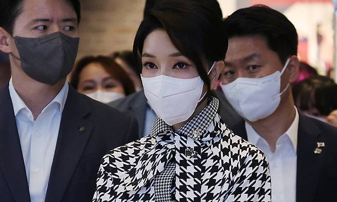 김건희 여사가 지난 12일 서울 시내 한 영화관에서 윤석열 대통령과 영화 '브로커'를 관람한 뒤 언론과 인터뷰하는 윤 대통령을 지켜보고 있다. 연합뉴스