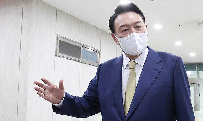 윤석열 대통령이 13일 서울 용산 대통령실 청사로 출근하며 기자들의 질문에 답하고 있다. 연합뉴스