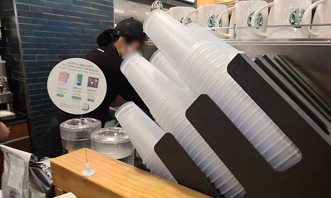 서울 중구 스타벅스 시청플러스점에서 한 직원이 리유저블 컵에 음료를 담고 있다. 세계일보 자료사진