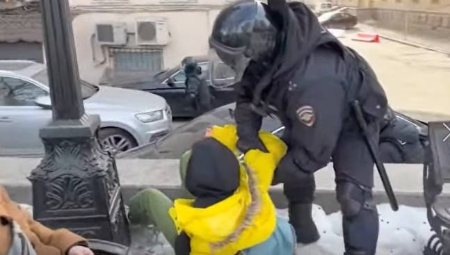 반전시위에 참가한 시민들을 강제 해산시키는 러 경찰. 2022.03.10