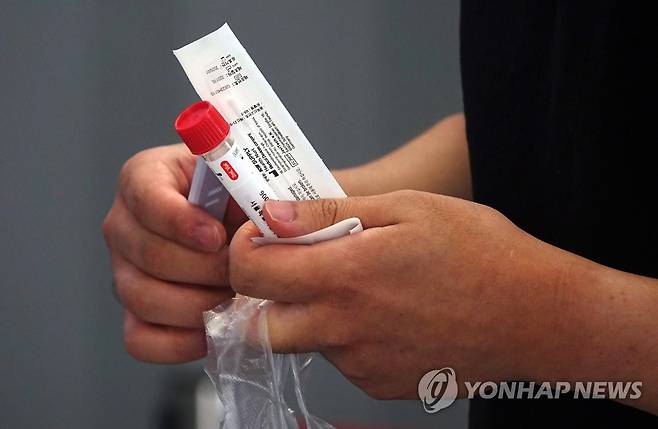 21주만에 3천명대 (서울=연합뉴스) 한상균 기자 = 13일 서울역 선별검사소에서 한 시민이 검사 준비를 하고 있다.
    전날 0시부터 오후 9시까지 신규 확진자수는 3천577명이다. 일요일 동시간대 4천명 미만은 지난 1월 16일(3천344명) 이후 21주 만이다. 2022.6.13 xyz@yna.co.kr