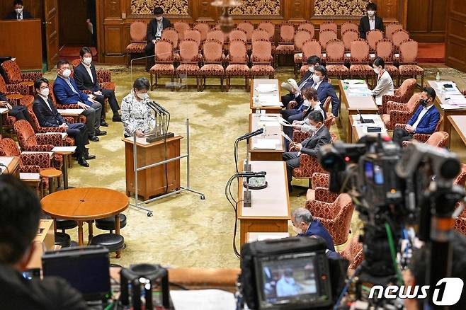 일본 자민당 가미카와 요코 중의원이 14일 참의회에서 'AV 출연 피해 방지 구제법'을 설명하고 있다. 2022.06.14/뉴스1 © AFP=뉴스1 © News1 김민수 기자