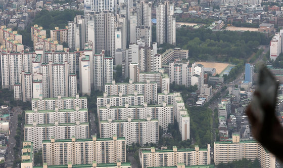 5일 서울 송파구 롯데월드타워 전망대 서울스카이에서 바라본 서울 시내 아파트 모습. 2022.6.5/뉴스1