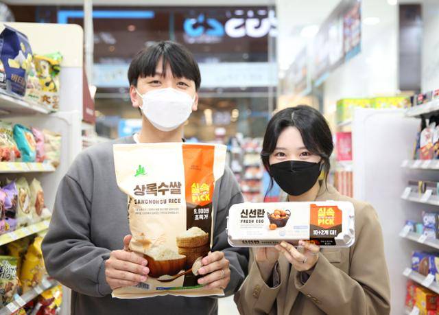 GS25 모델들이 4월 할인행사 '실속시리즈' 대상 품목인 계란과 쌀을 들고 포즈를 취하고 있다. 실속시리즈는 밥상물가 안정을 위해 특정 품목에 한해 일시적으로 가격을 할인해주는 이벤트다. GS25 제공