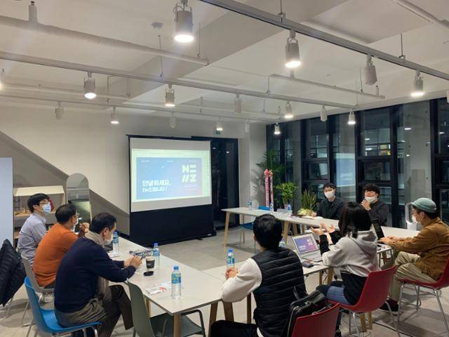 구독자들을 초대해 연 오프라인 이벤트. '프로젝트 썸원'의 사무실 공간은 독자들이 마음껏 어울리고 교류할 수 있는 '커뮤니티 거점'이다. 윤성원 제공