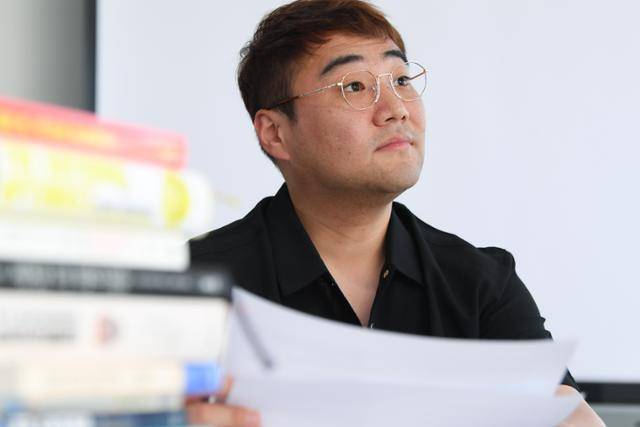 콘텐츠 구독 서비스 '프로젝트 썸원(Project Somewon)'을 운영하는 윤성원(37)씨. 김하겸 인턴기자