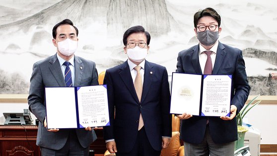 4월 22일 박병석 당시 국회의장(가운데)과 더불어민주당 박홍근(왼쪽), 국민의힘 권성동 원내대표가 '검수완박(검찰 수사권 완전 박탈)' 법안 관련 국회의장 중재안에 합의한 후 합의문을 들고 기념촬영을 하고 있다. 뉴스1