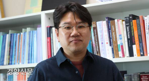 한양대 국어교육과 조병영 교수를 지난 9일 한양대 연구실에서 만났다. 그는 지난해 <읽는 인간 리터러시를 경험하라>를 쓰고, EBS <당신의 문해력, 리터러시> 시리즈 및 JTBC <차이나는 클라스> 등에 출연해 리터러시 관련 발언을 활발하게 하고 있다. 사진 한수빈 기자