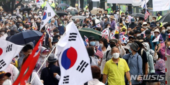 보수단체 집회 참가자들이 광복절이었던 2020년 8월 15일 서울 종로구 광화문광장 인근에서 '8.15 국민대회' 집회에 참가하기 위해 집결하고 있다.