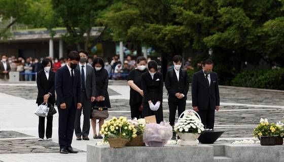윤석열 대통령 부인 김건희 여사가 13일 경남 김해 봉하마을을 찾아 고 노무현 전 대통령 묘역을 참배하고 있다. (대통령실 제공) /사진=뉴스1