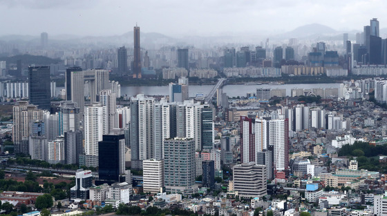 (서울=뉴스1) 박세연 기자 = 사진은 6일 서울 남산에서 바라본 용산 아파트단지 모습. 2022.6.6/뉴스1