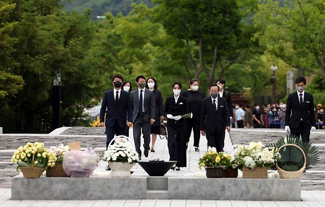 윤석열 대통령 배우자 김건희 여사의 지난 13일 봉하마을 방문 당시 수행한 이들 중 김 여사가 운영했던 코바나컨텐츠 전 임직원 3명이 포함된 것으로 확인됐다. 사진은  김 여사가 지난 13일 봉하마을을 찾아 고 노무현 전 대통령 묘역을 참배하며 헌화하는 모습. /사진=뉴스1(대통령실 제공)