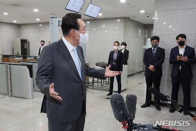 [서울=뉴시스] 홍효식 기자 = 윤석열 대통령이 15일 오전 서울 용산 대통령실 청사로 출근하며 취재진 질문에 답하고 있다. (대통령실통신사진기자단) 2022.06.15. yesphoto@newsis.com