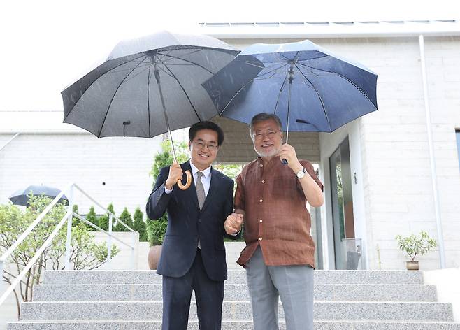 [서울=뉴시스] 전진환 기자 = 김동연 경기도지사 당선인이 14일 경남 양산 평산마을을 찾아 문재인 전 대통령과 기념촬영을 하고 있다. (사진=경기도지사 인수위 제공) 2022.06.14.  photo@newsis.com *재판매 및 DB 금지