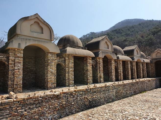 불갑사 입구에는 인도 승려 마라난타존자를 기리는 건축물이 있다.