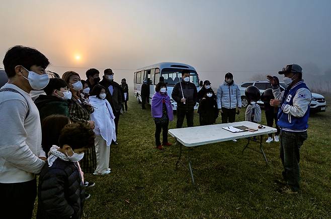 서정목 대표파일럿이 탑승객들에게 안전교육을 하고 있다 [사진/진성철 기자]