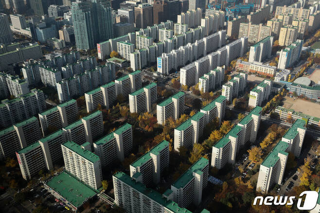 서울 여의도 63빌딩 전망대에서 바라본 아파트 밀집지역. 2021.11.16/뉴스1 © News1 성동훈 기자