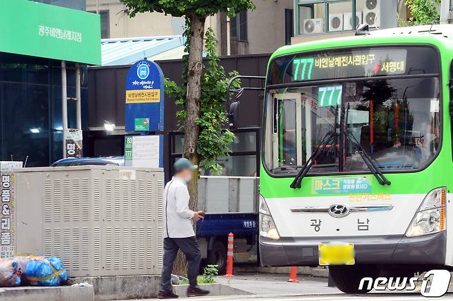 15일 오전 광주 북구 비엔날레전시관입구 무개승강장에서 한 시민이 버스에 올라타고 있다. 2022.6.15/뉴스1 © News1 정다움 기자