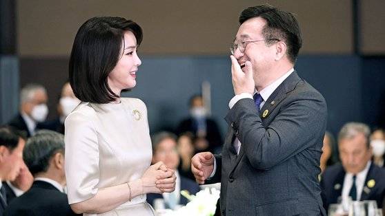 지난달 10일 서울 중구 신라호텔에서 열린 윤석열 대통령 취임식 만찬에서 김건희 여사와 윤호중 전 더불어민주당 비상대책위원장이 환담하고 있다. [사진 대통령실]