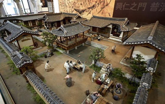 서울약령시 한의약박물관의 보제원 디오라마. 조선시대 백성의 쉼터이자 병원 역할을 한 보제원 자리에 약령시가 들어섰다.