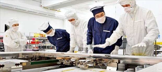 이재용 삼성전자 부회장(왼쪽 네 번째)과 경계현 삼성전자 반도체 담당 사장(두 번째)이 14일(현지시간) 네덜란드 에인트호번에 있는 ASML 본사에서 방호복을 입고 피터 베닝크 ASML 최고경영자(CEO), 마틴 반 덴 브링크 ASML 최고재무책임자(CTO) 등과 반도체 장비를 점검하고 있다. /삼성전자 제공